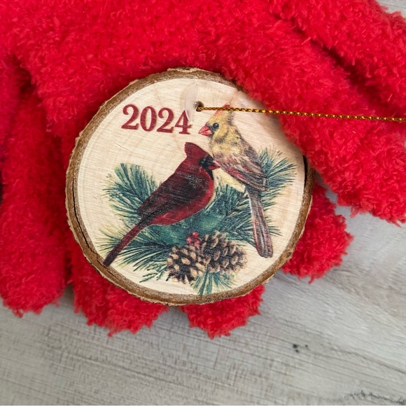 🔵 {3/$20} Holiday Gift Set - Fuzzy Gloves & Ornament - Picture 2 of 6